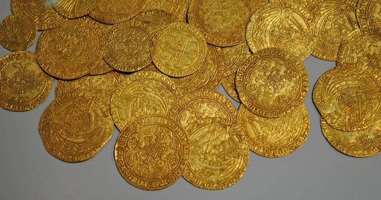 Puedes invertir en oro físico a través de monedas.